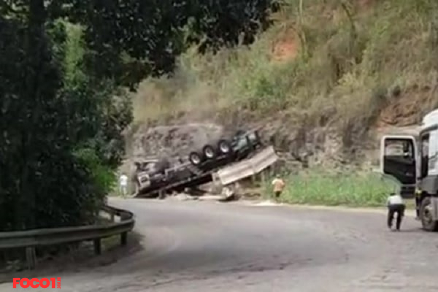 Carreta tomba na rodovia do Frade'BR 101 Sul